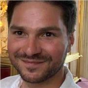 Soy un joven profesor de inglés con certificado de Cambridge. Tengo 5 años de experiencia como profesor presencial y online.